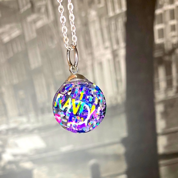 Personalized glass pendants that move inside. - Picture 9 of 10